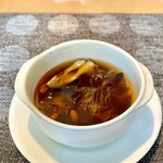 中国飯店 麗晶 - 黒ニンニクと白木耳の薬膳スープ