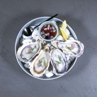 フードはバーには珍しい「居酒屋フード×海外エッセンス」