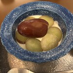 日本料理 晴山 - マスカルポーネチーズと黒糖の上にはクイーンルージュがのってます。新鮮なデザート！