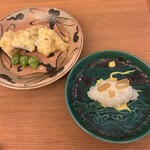 日本料理 晴山 - 鱧の山椒揚げ、右はましろ玉葱の酢漬けに鱧の浮袋を酢漬けにしたものがのってます