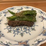 日本料理 晴山 - ニタリクジラ、あまながとうがらしと新生姜　　新生姜はトロッとしていて、上品な一品