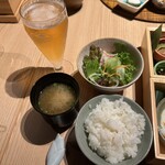 農絆卓恵 地産美食の小皿料理 - おべんとうのご飯、味噌汁、サラダ