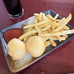 台湾料理龍香苑 - イカ団子とフライドポテト