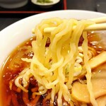 喜多方ラーメン 坂内 - 和風冷やしラーメン、麺リフトアップ