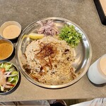 ジョニーのビリヤニ - マトンビリヤニ+トッピング＋ラッシー（1900円）