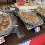 レストラン ヴァロリス - ラタトゥイユ（左）有頭海老のバブール（中）ツナと隠元オリーブのサラダ（右）