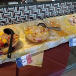 レストラン ヴァロリス - フルーツのコンポート（左）ゼリー（中）ブルーベリーとヨーグルトのムース（右）