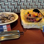 レストラン ヴァロリス - くるみとアーモンドの焼き菓子（左）