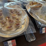 レストラン ヴァロリス - タブレープロヴァンスのドライミート添え（左）鱈のブランダードガーリックトースト添え（右）