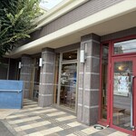 レストラン ヴァロリス - ヴァロリス外観（入り口は、赤いドアから入って左側）