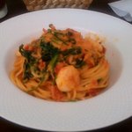 ヴィア トスカネッラ - 小エビとホウレン草のトマトクリームソース（2014.9）