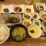 とよ香kitchen - 日替わりランチ（ブリの照り焼き。デザートとドリンク付き）1,500円