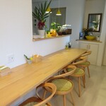 とよ香kitchen - カウンター席と厨房