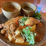 SPICE チキンカレー専門店 ヤマブキ - 4種＋ホロホロチキンレッグ＋スパイス玉子