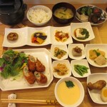 とよ香kitchen - 日替わりランチ（豚肉の大葉巻きフライ。デザートとドリンク付き）1,500円