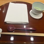 祇園 椿 - 到着すると冷たいお茶を出してくれます。