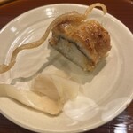 祇園 椿 - はもの押し寿司。めっちゃ美味しかったです。骨もオシャレ。