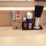 さん天 - カウンター席（水はセルフ・紙ナプキン完備）