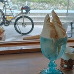 ジェラテリア フィオレ - ジェラートのダブル。バニラとラムレーズンで850円（バニラは+50円）。