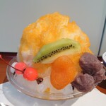 たい焼き なみへい - 催事利用 信州あんず1,637円✨甘酸っぱいあんずシロップのかき氷。あんずあんみつな仕上がり♪こう見えてあんずがドライフルーツでチェリーはひとつ、紅白の白玉がひとつずつです♪