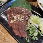 馬刺しともつやき おにくの大将 - 馬レバ刺しです。