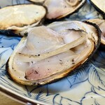 かんのん - 「焼き）地はまぐり（税込￥1,100）」の1個のアップ…