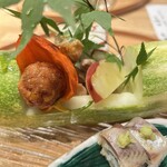 日本料理うしお - 加賀胡瓜のお皿に盛り付けて