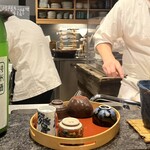 祇園 椿 - しちほんやりと読みます。