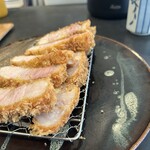 とんかつ ふじ井 - 脂身多めの部分は揚げ方を変えてるそうです。枕部分ですね