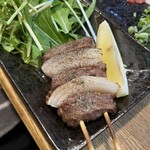 馬刺しともつやき おにくの大将 - 牛串です。