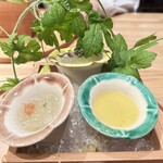 日本料理うしお - 先付け（玉蜀黍すり身、冬瓜すり流しと海老、モロヘイヤとシラスのトマトジュレ）