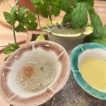 日本料理うしお - モロヘイヤ・シラス・トマトジュレ、梅肉を添えて