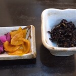 かつ城 - 定食についてきた　小鉢とおしんこ