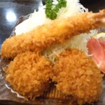 かつ城 - 休日にお得な日祭定食は上ミックスフライ（エビフライ ヒレカツ 牛肉コロッケ）