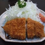かつ城 - ロースかつ定食　小ぶりだけど分厚いです