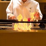 銀座 稲葉 - 鰹の藁焼き 調理写真