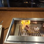 焼肉うしごろ - 1枚目の佐賀県産の大判サーロインを焼く様子・その3です。