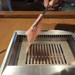 焼肉うしごろ - 1枚目の佐賀県産の大判サーロインを焼く様子・その1です。