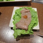 焼肉うしごろ - 網の鉄板で焼いた佐賀県産の大判サーロインを、サンチュの上にのせてサムジャンもつけたもの・その1です。