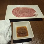 焼肉うしごろ - 1枚目の佐賀県産の大判サーロイン・その1です。