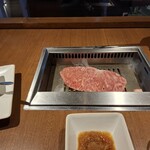 焼肉うしごろ - 2枚目の佐賀県産の大判サーロインを、網の鉄板で焼いている様子・その2です。