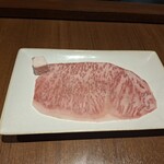 焼肉うしごろ - 2枚目の佐賀県産の大判サーロイン・その2です。