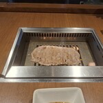 焼肉うしごろ - 2枚目の佐賀県産の大判サーロインを、網の鉄板で焼いている様子・その3です。