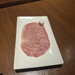 焼肉うしごろ - 1枚目の佐賀県産の大判サーロイン・その2です。