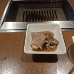 焼肉うしごろ - 網の鉄板で焼いた2枚目の佐賀県産の大判サーロインを、ポン酢に浸けた様子です。