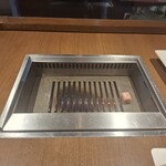 焼肉うしごろ - 牛脂をのせた網の鉄板です。