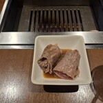 焼肉うしごろ - 網の鉄板で焼いた、1枚目の佐賀県産の大判サーロインです。