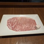 焼肉うしごろ - 2枚目の佐賀県産の大判サーロイン・その1です。