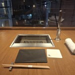 焼肉うしごろ 表参道店 - 夜景が見えるカウンター席です。
