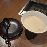 焼肉うしごろ - 濃厚コラーゲンのコムタンスープです。